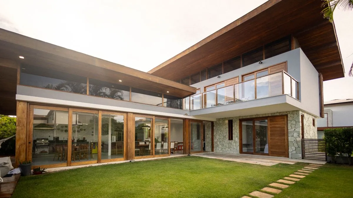 A single-storey modern house with a courtyard lawn